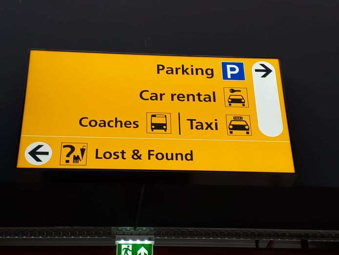 Verwijsbord in de terminal van Lelystad Airport.