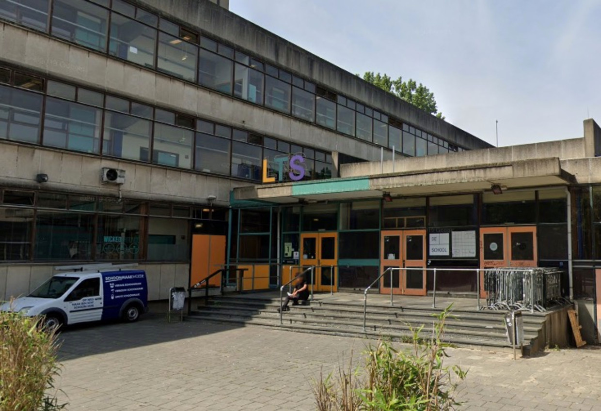 Het pand van De School in de Jan van Bremenstraat in West. Beeld Google Streetview