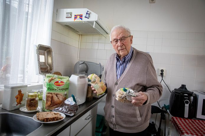 Wim Wijn bakt nog steeds zijn eigen brood ondanks zijn voorname leeftijd van 100 jaar.