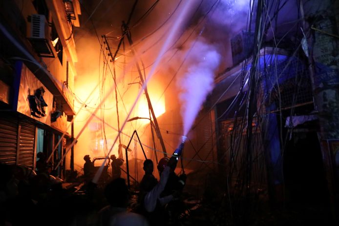 De brandweer probeert om de brand onder controle te krijgen in Dhaka in Bangladesh.