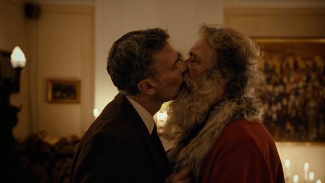 Homoseksuele kerstman kust man in Noorse reclame: “Zonder zichtbaarheid geen acceptatie”