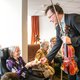 Deze violist speelde in een gerenommeerd orkest, maar besloot in verzorgingscentra op te treden