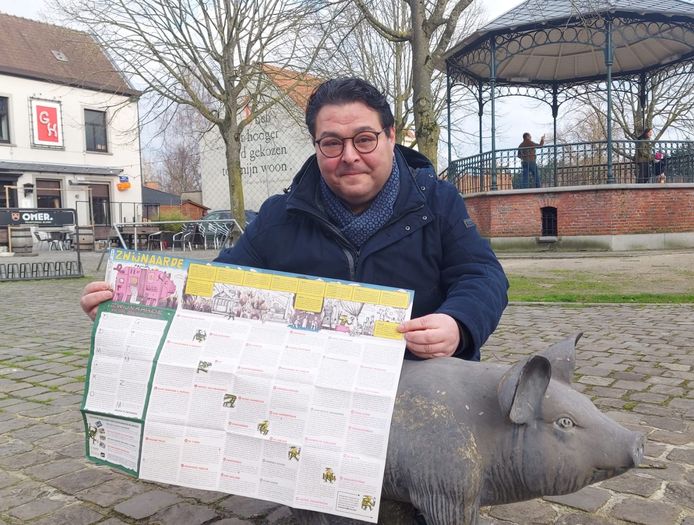 Schepen van cultuur Sami Souguir test als eerste de nieuwe erfgoedwandeling van Zwijnaarde uit.