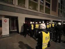 Yoghurt- en biersalvo’s, 12 arrestaties, 650 betogers en politie massaal op straat: zo verliep de lezing van Filip Dewinter