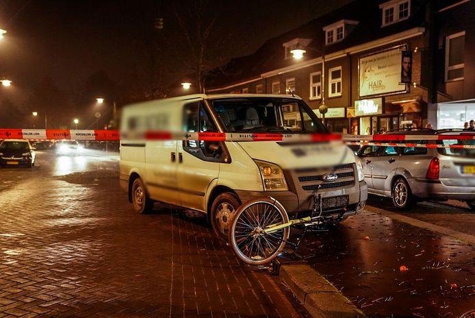Busje rijdt drie fietssters aan in Helmond op de Mierloseweg.