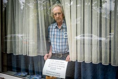 Julien (67) plaatst bordje ‘Eenzame man zoekt eenzame vrouw’ aan zijn raam: “Een goede babbel bij een koffietje, dat mis ik”