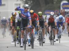 Mathieu van der Poel deelt cadeautje uit aan Philipsen: 'Ik doe dit heel graag, omdat ik weet dat ik het goed kan’