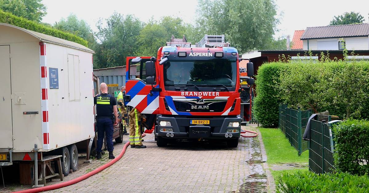 Felle brand in schuur aan de Achterweg in Heukelum