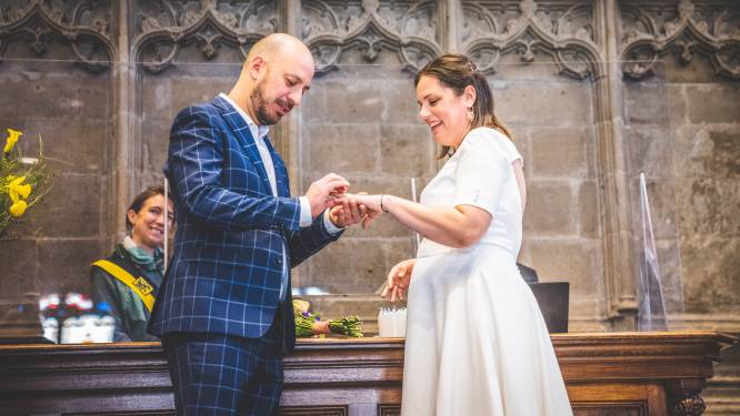 Na drie jaar uitstel geven ‘Negenduust-Thomas’ en zijn vrouw eindelijk trouwfeest, en daarom schenken ze een ‘liefdesfeest’ weg
