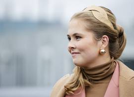 Boeketje, bijltje, brede lach: zó doopte prinses Amalia haar eerste schip