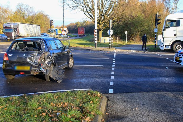 Vrachtwagen Botst Achterop Auto In Helmond Moeder En Baby Naar Ziekenhuis Helmond Ed Nl