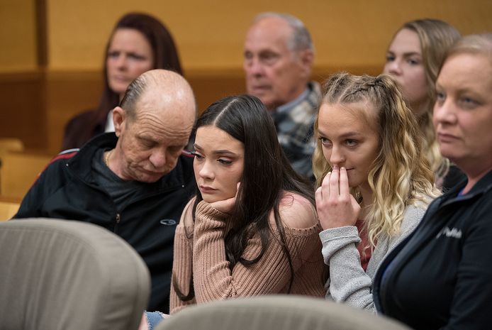 Slachtoffer Jordan Holgerson (tweede van links) met haar familie bij het aanhoren van het vonnis.