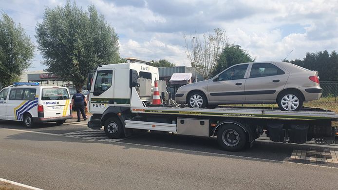 MECHELEN - De Douane nam in totaal zeven voertuigen in beslag. Twee voertuigen waren niet verzekerd. Van de overige vijf konden de eigenaars hun openstaande boetes niet betalen.