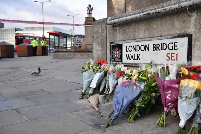 Bloemen voor de slachtoffers van de aanval op de London Bridge.