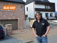 Rino Van Vaerenbergh, alias ‘de Rie van op de Kat’, aan zijn woning in de Kattestraat in Welle.
