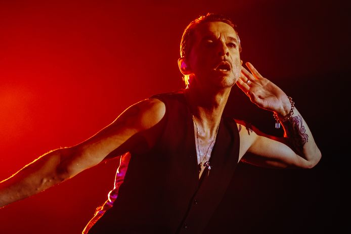 Frontman Dave Gahan van Depeche Mode jutte het publiek van het Sportpaleis op.