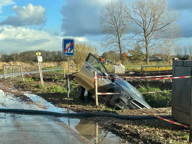 Auto slipt op modderig wegdek in Broekstraat en belandt in gracht