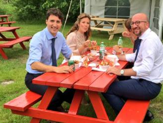Michel eet hotdogs en poutine met Trudeau, maar "onze frieten zijn beter"