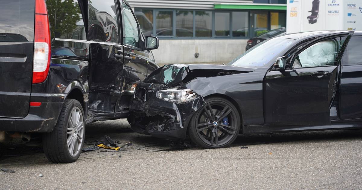 Auto’s zwaar beschadigd door botsing in Rijen.