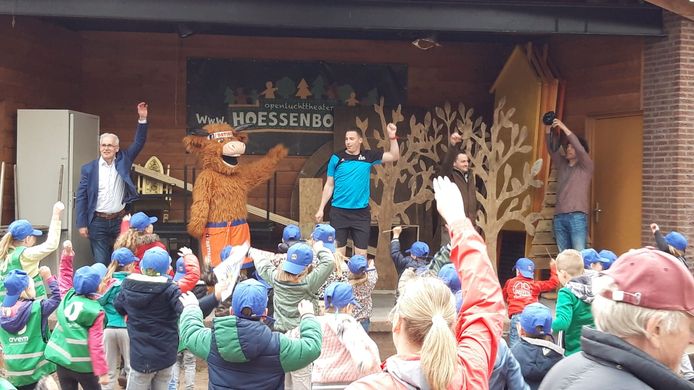 Voor ze aan het sportieve rondje begonnen, deden de kinderen een warming-up.