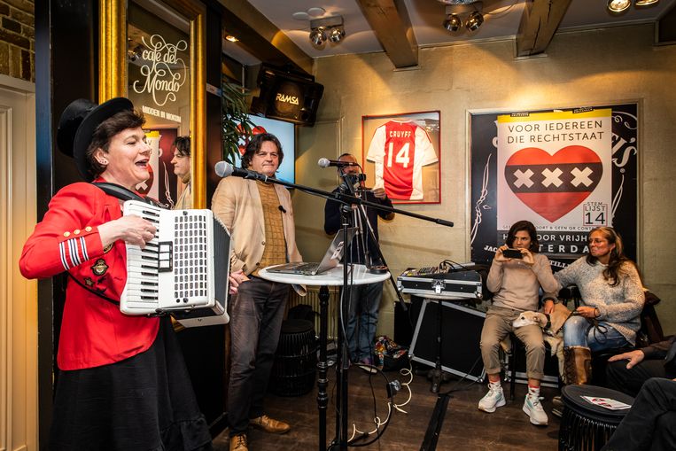 In Café Del Mondo kwam Hart Voor Vrijheid bijeen om het partijprogramma te presenteren. Lijsttrekker Ab Gietelink (tweede van links): ‘Amsterdam draait nu om controle, toezicht en straf.’ Beeld Dingena Mol
