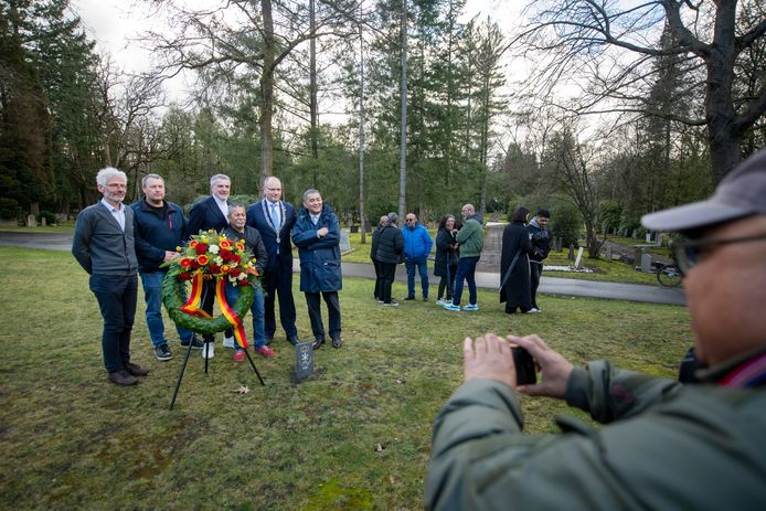 Apeldoorn heeft vorig jaar besloten de eeuwigdurende grafrechten van Ambonese KNIL- militairen te Apeldoorn over te nemen. Vandaag wordt in het Paviljoen te Heidehof een grafmarkeringssteen voor deze Ambonese KNIL- militairen onthuld.