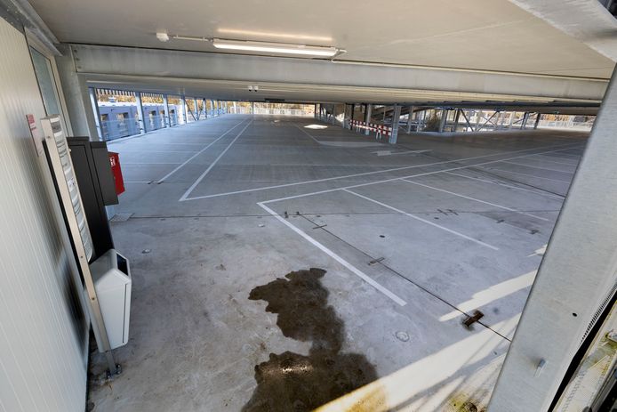 Een leeg parkeerdek in de P&R aan de Aalsterweg. En zo zijn er nog vier.