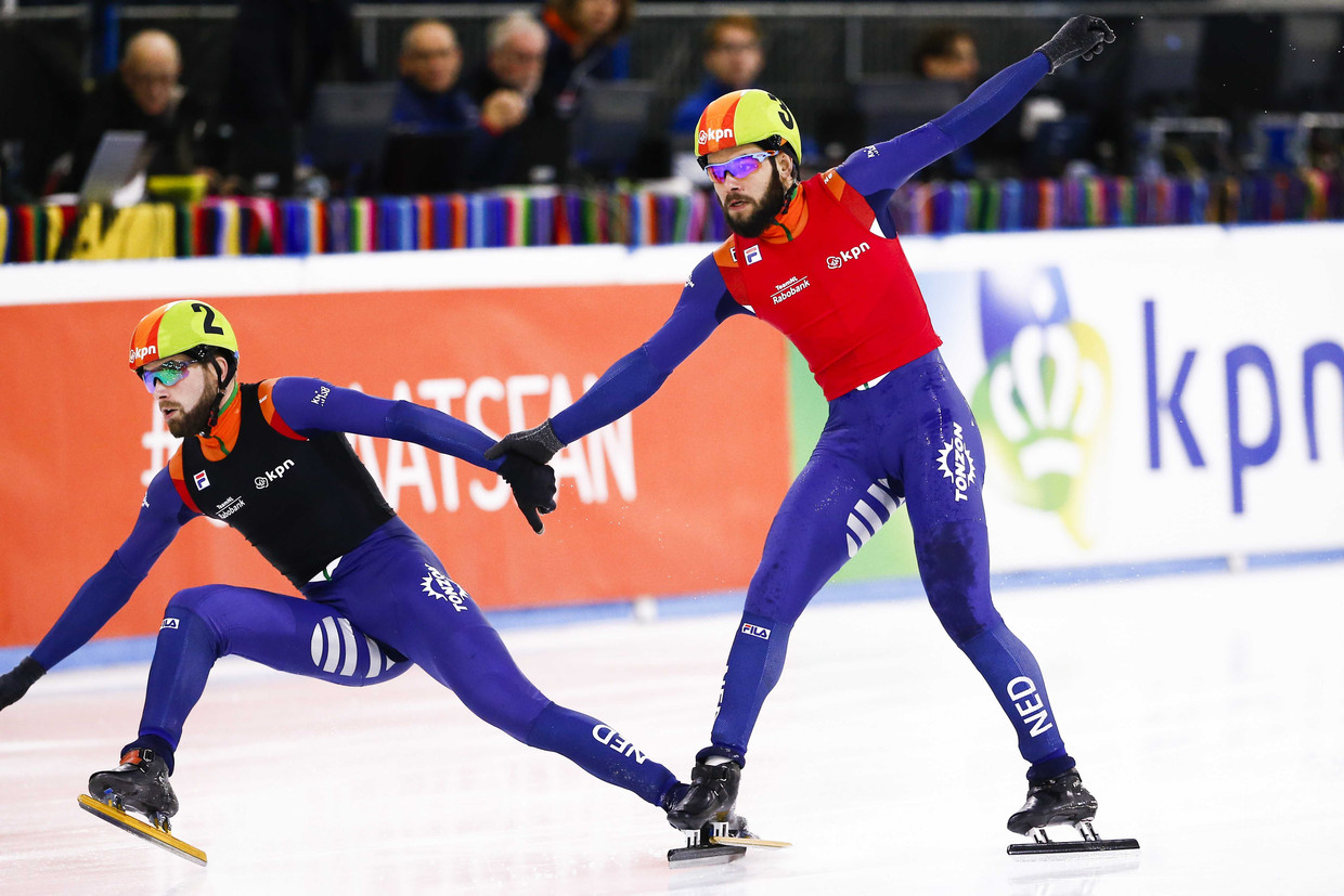 Sjinkie Knegt (rechts) en Daan Breeuwsma gaan onderuit op de finish van de halve finale 500 meter tijdens het NK shorttrack in Thialf.  Beeld ANP