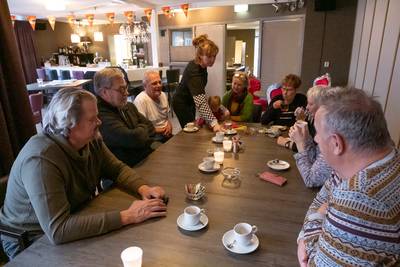 Tussen de gezellige bakkies door worden serieuze vragen gesteld