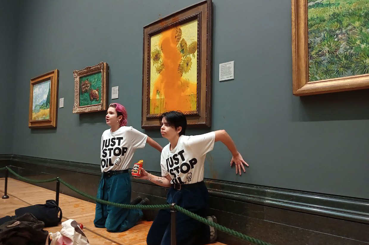 Klimaatactivisten gooiden in oktober soep op de Zonnebloemen van Vincent van Gogh en lijmden zich daarna vast aan de muur in de National Gallery in Londen. Beeld AFP
