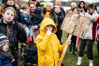 150 demonstranten zetten granulietstorters bij Over de Maas te kijk: ‘De overheid is ons aan het mis