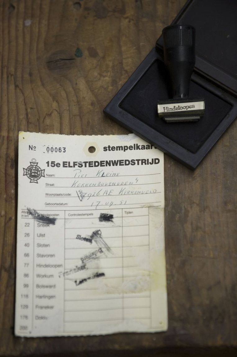 De stempelkaart van Piet Kleine in het Eerste Friese Schaatsmuseum in Hindeloopen. Beeld anp