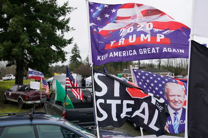 Pro-Trumpvlaggen op een rally in Olympia.