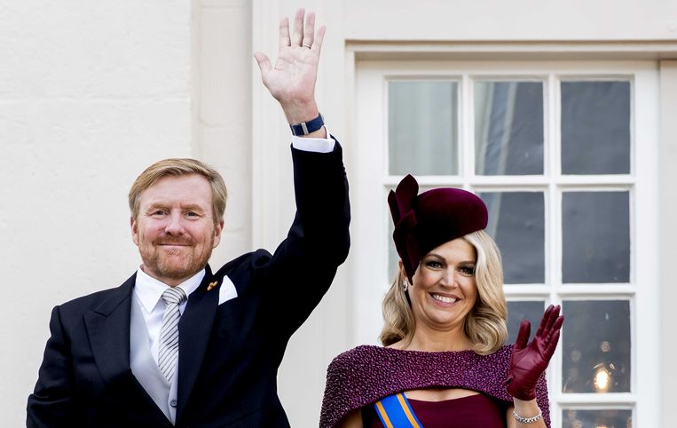 Koning Willem-Alexander en koningin Máxima zwaaien op Prinsjesdag vanaf het balkon van Paleis Noordeinde. Beeld ANP