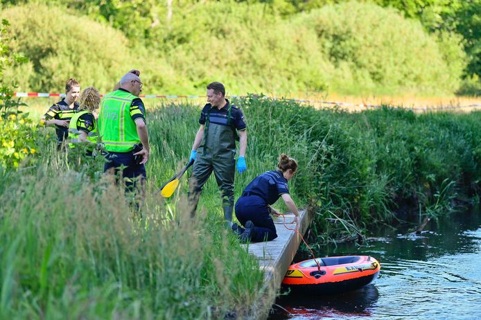 Politie doet onderzoek in De Dommel waar het lichaam werd gevonden.