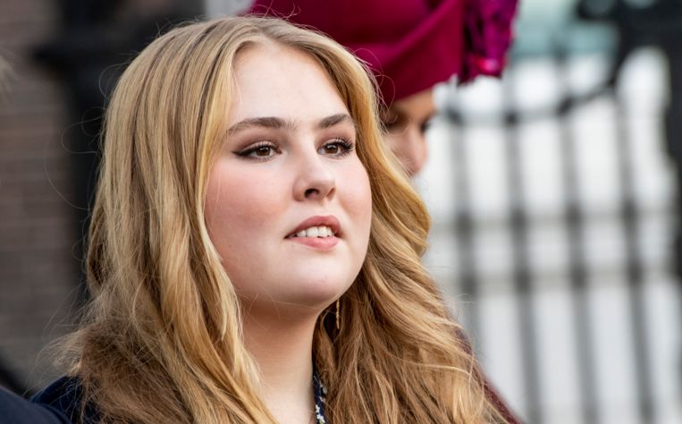Blik op serieus voor haar binnengeleiding bij de Raad van State, de dag na haar achttiende verjaardag. Voor het eerst was het Amalia die in de spotlights stond, met haar ouders achter haar, 8 december 2021. Beeld Brunopress