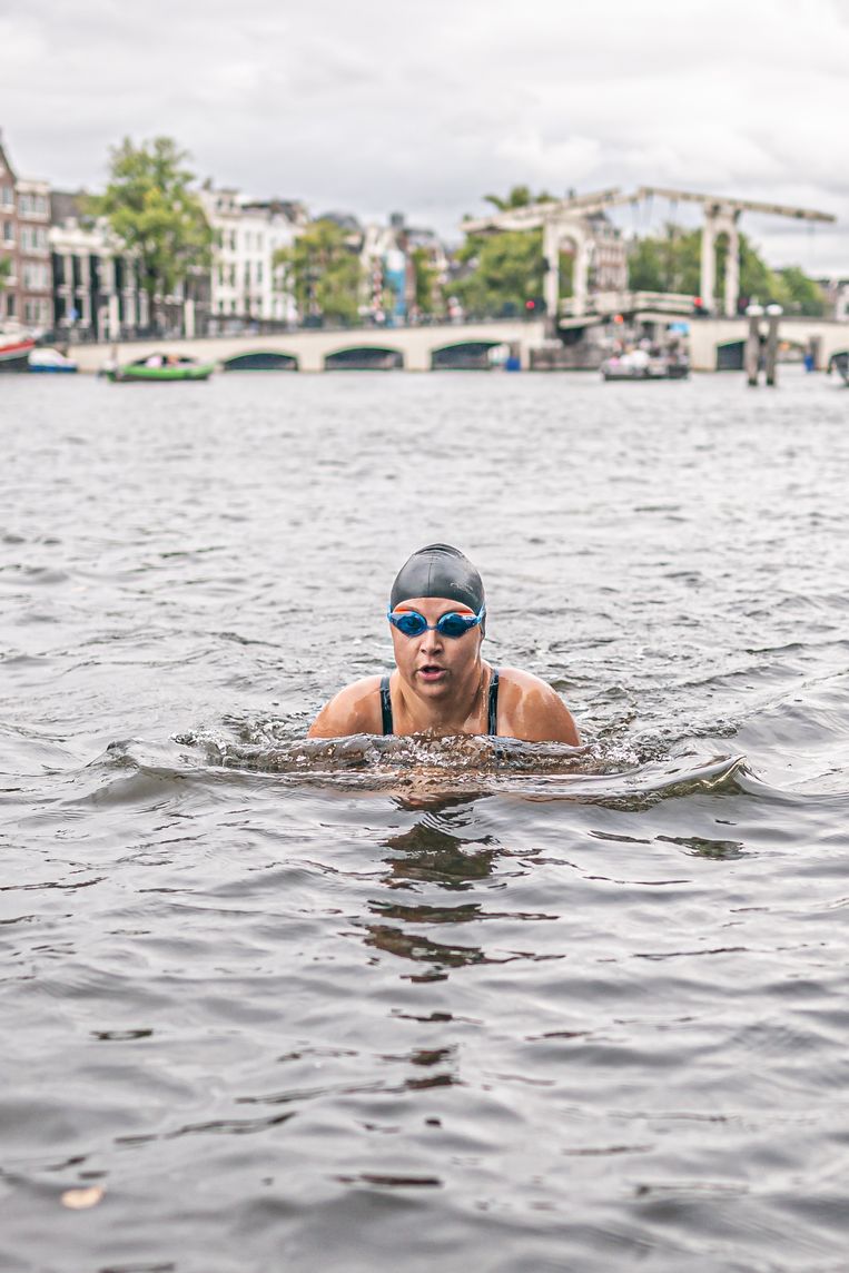 Angelique Bosman zwemt in de Amstel. Zondag is de Amsterdam City Swim waar ze aan meedoet om geld in te zamelen voor onderzoek naar ALS.  Beeld Joris van Gennip