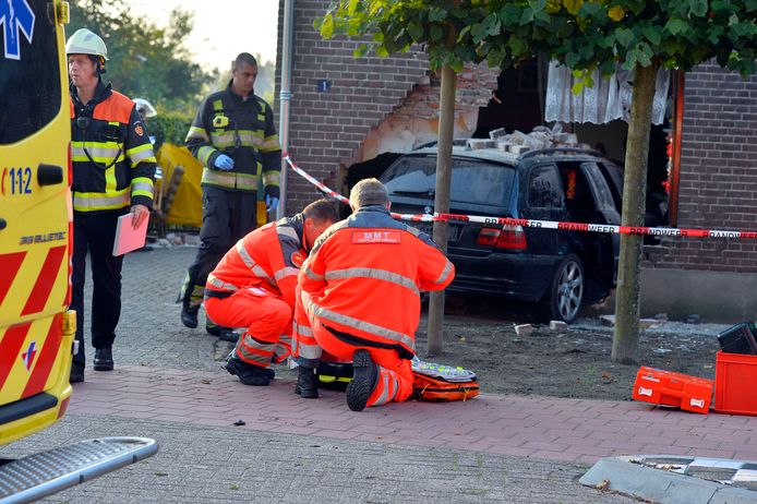 Grote schade aan een woning aan het Boscheind in Luyksgestel nadat een auto daar tegen de gevel ramde.