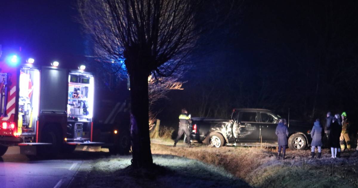 Bestuurder pick-up laat auto achter in weiland na eenzijdig ongeluk in Lunteren.
