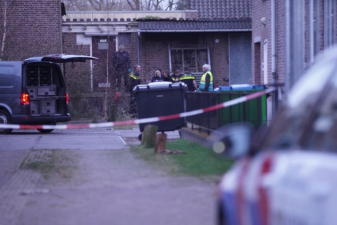 Aan de Louis Pasteurstraat in Deventer is zondagavond een overleden man aangetroffen.