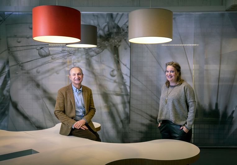 Jim van Os en Myrrhe van Spronsen schreven samen een boek over hoe de ggz beter kan omgaan met psychische klachten.  Beeld Werry Crone
