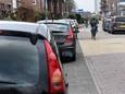 De auto parkeren in de Bloemenbuurt is lastig. Bewoners, onder wie ook die in de Prinsenlaan, parkeren hem noodgedwongen op de stoep.