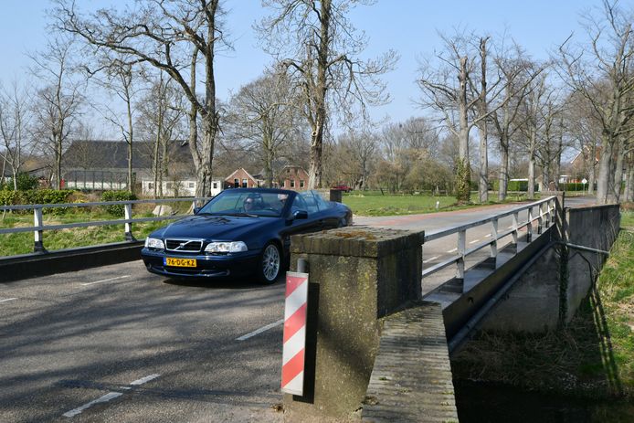 Brug over de Bolksbeek in Esweg is aan vervanging toe. Berkelland trekt half miljoen uit voor nieuwe brug