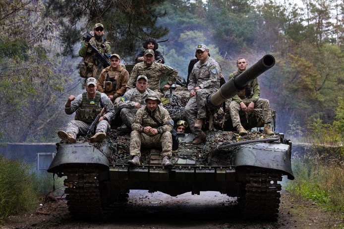 Oekraïense troepen op een herstelde Russische tank in een bosgebied buiten Charkiv. Beeld van 26 september.