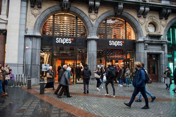 Aanschuiven voor sneakerwinkel Snipes Antwerpen hln.be