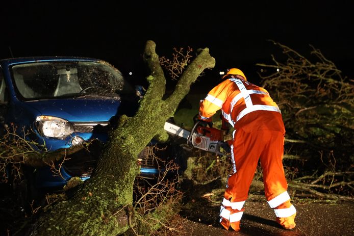 Een automobilist is zondagavond tegen een boom op de Capelseweg in Sprang-Capelle aan gereden. De boom was omgewaaid door storm Franklin.