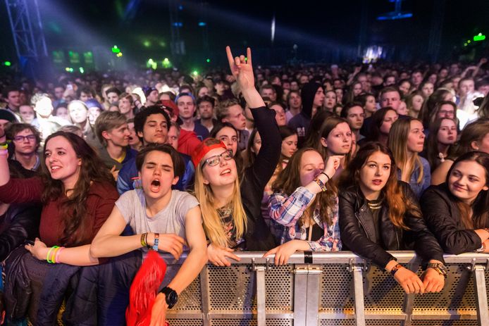 Het kan soms erg druk zijn bij een optreden van Paaspop, zoals bij deze editie tijdens een concert van de Jeugd van Tegenwoordig.