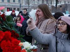 Kremlin hindert Russen die bloemen leggen voor Navalny: ‘Loopt u verder’