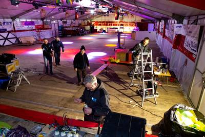 Budel-Dorplein bijna klaar voor feest in de tent: ‘Zelfs de vloer deint mee bij bonte avond’