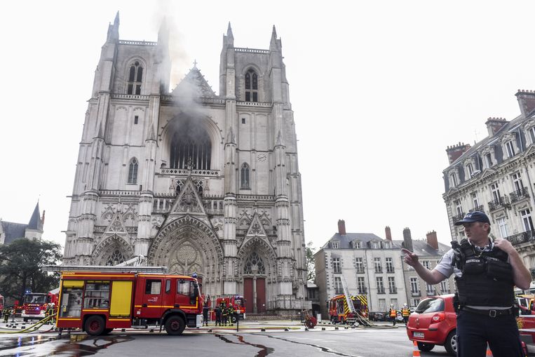 Brandweerlieden bestrijden het vuur in de kathedraal van Nantes.  Beeld Hollandse Hoogte / AFP